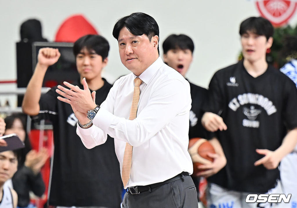 27일 울산 동천체육관에서 2025-2026 LG전자 프로농구 울산 현대모비스와 수원 KT의 경기가 열렸다.  울산 현대모비스는 순위 상승을 위한 결정적 전환점을 모색하고 있고, 3연패에 빠진 수원 KT 역시 반등이 절실한 상황에서 두 팀이 맞대결한다.수원 KT 문경은 감독이 4쿼터 재역전을 하자 기뻐하고 있다. 2025.12.27 / foto0307@osen.co.kr