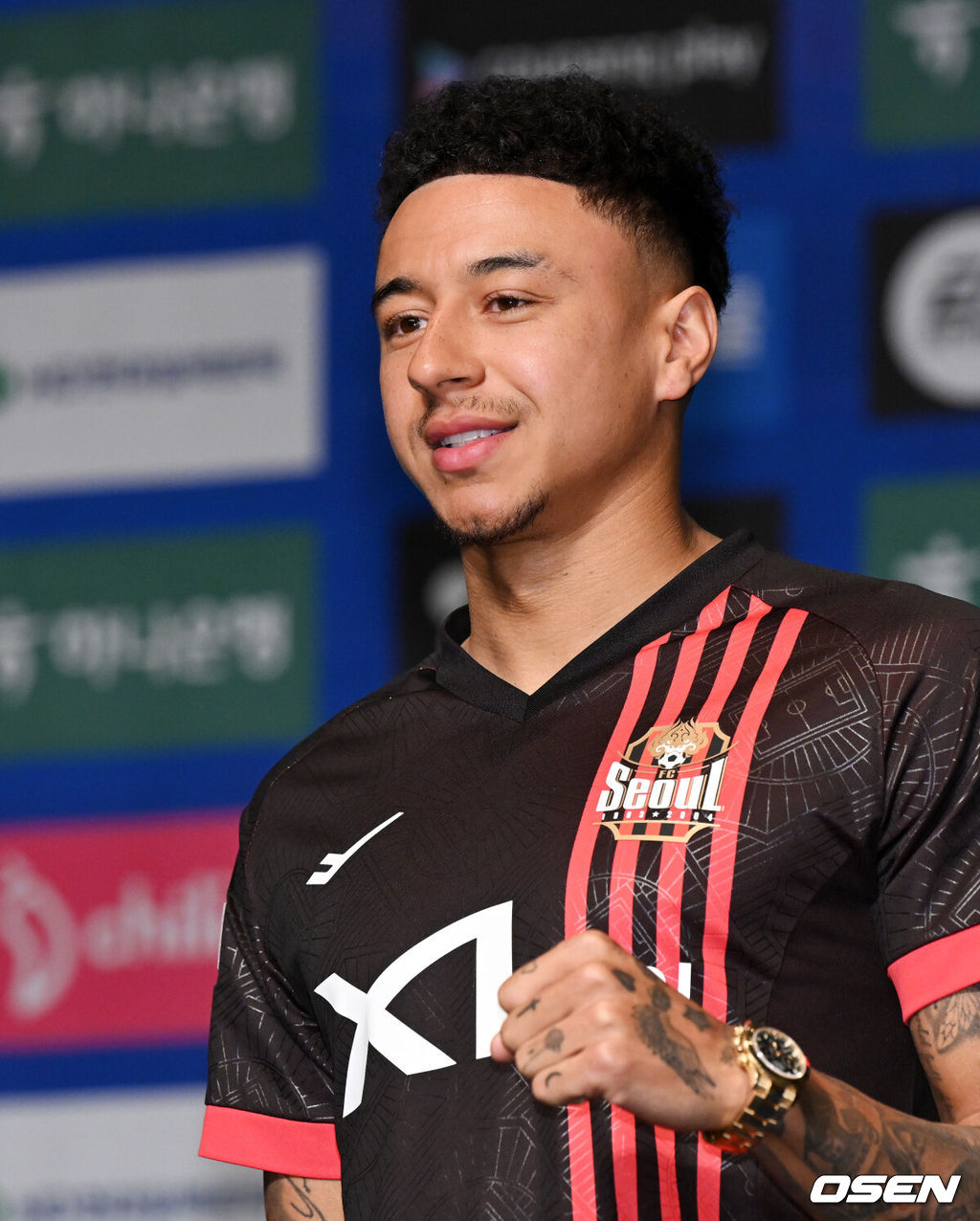 13일 오전 서울 서대문구 홍은동 스위스그랜드호텔 그랜드볼룸에서 K리그1 개막 미디어데이가 열렸다.이날 K리그1 8개 팀(강원, 김천, 서울, 수원FC, 제주, 대전, 대구, 안양) 감독과 대표 선수가 참석해 올 시즌을 앞둔 각오를 밝혔다. 2024-2025 ACL에 나서는 K리그1 4개 팀(울산, 포항, 광주, 전북)은 ACL 경기 일정으로 인해 이번 개막 미디어데이에 참석하지 않고 지난 5일 별도 미디어데이를 가졌다.FC 서울 린가드가 무대에 올라 포토타임을 하고 있다. 2025.02.13 /jpnews@osen.co.kr