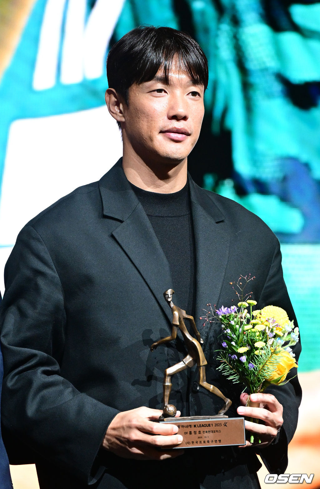 1일 오후 서울 홍은동 스위스 그랜드 호텔에서 ‘K리그 어워즈 2025’ 시상식이 열렸다.이날 시상식에는 최우수감독상, 최우수선수상(MVP), 영플레이어상, 베스트11 부문에 뽑힌 각 구단 수상자들과 후보들이 자리를 빛낸다.K리그1 베스트11 수비수 전북 홍정호가 포즈를 취하고 있다. 2025.12.01 / dreamer@osen.co.kr