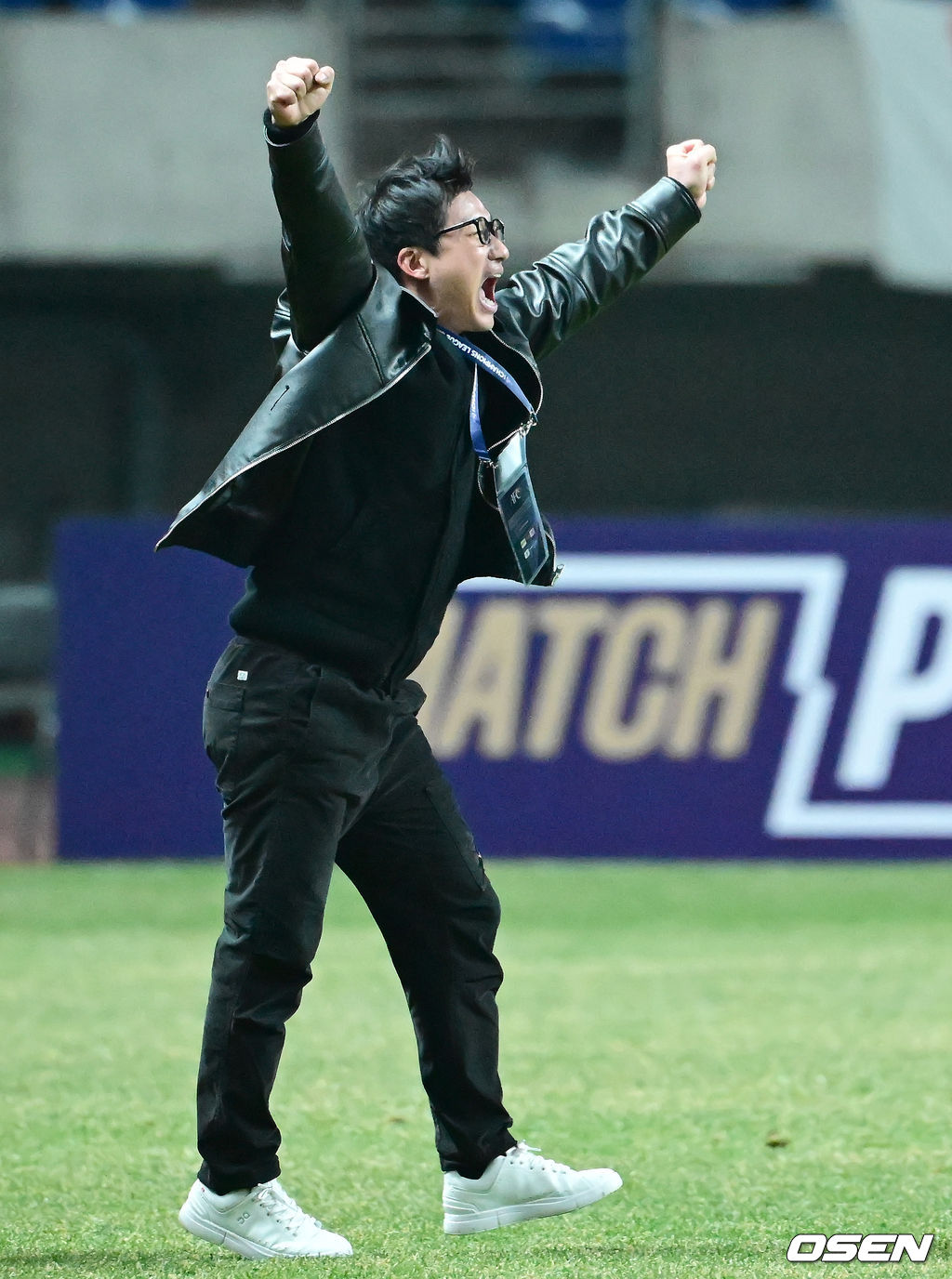 기적의 극장골이 터진 광주FC가 K리그의 마지막 자존심을 지켰다. 광주FC는 12일 광주월드컵경기장에서 개최된 ‘2025 아시아챔피언스리그엘리트 16강 2차전’에서 비셀고베를 3-0으로 이겼다. 지난 5일 고베원정에서 0-2로 패했던 광주는 합산 스코어 3-2로 뒤집으며 8강 진출을 확정지었다.  승리가 확정된 순간 광주 이정효 감독이 기뻐하고 있다. 2025.03.12 / ksl0919@osen.co.kr