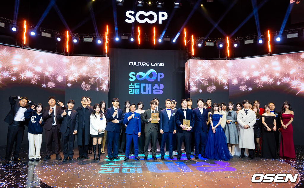 27일 서울 상암동 에스플레스센터에서  '2025 SOOP 스트리머 대상' 시상식이 진행됐다.‘스트리머 대상’은 2011년 시작돼 올해로 15회를 맞은 SOOP의 연말 시상식으로, 한 해 동안 활약한 스트리머와 이를 함께한 유저가 한자리에 모여 축하하는 자리다.수상자들이 포즈를 취하고 있다.    2025.12.27 / soul1014@osen.co.kr