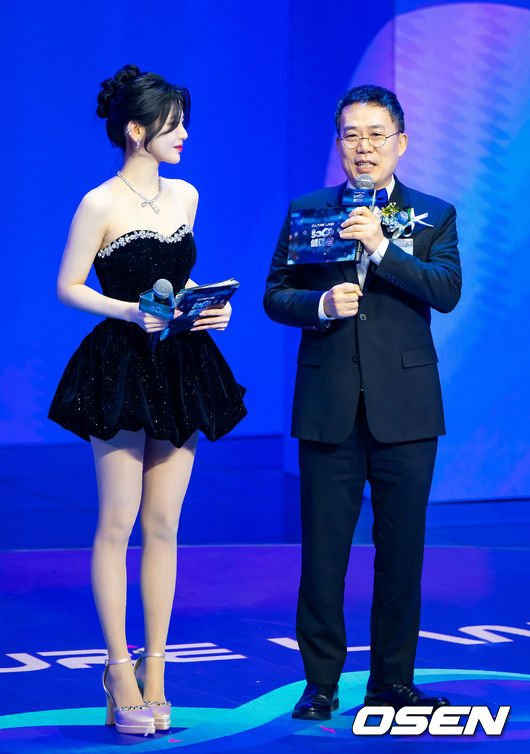 [OSEN=박준형 기자]  27일 서울 상암동 에스플레스센터에서  '2025 SOOP 스트리머 대상' 시상식이 진행됐다.‘스트리머 대상’은 2011년 시작돼 올해로 15회를 맞은&nbsp;SOOP의 연말 시상식으로, 한 해 동안 활약한 스트리머와 이를 함께한 유저가 한자리에 모여 축하하는 자리다.SOOP 대표이사 케빈이 SOOP AI 살사 2.0을 공개하고 있다. .   2025.12.27 / soul1014@osen.co.kr