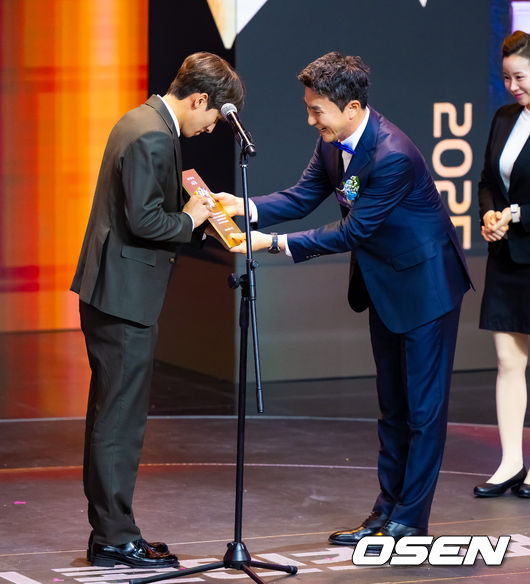 [OSEN=박준형 기자]  27일 서울 상암동 에스플레스센터에서  '2025 SOOP 스트리머 대상' 시상식이 진행됐다.‘스트리머 대상’은 2011년 시작돼 올해로 15회를 맞은&nbsp;SOOP의 연말 시상식으로, 한 해 동안 활약한 스트리머와 이를 함께한 유저가 한자리에 모여 축하하는 자리다.최영우 SOOP 대표이사가 시조새에게 대상을 시상하고 있다.   2025.12.27 / soul1014@osen.co.kr