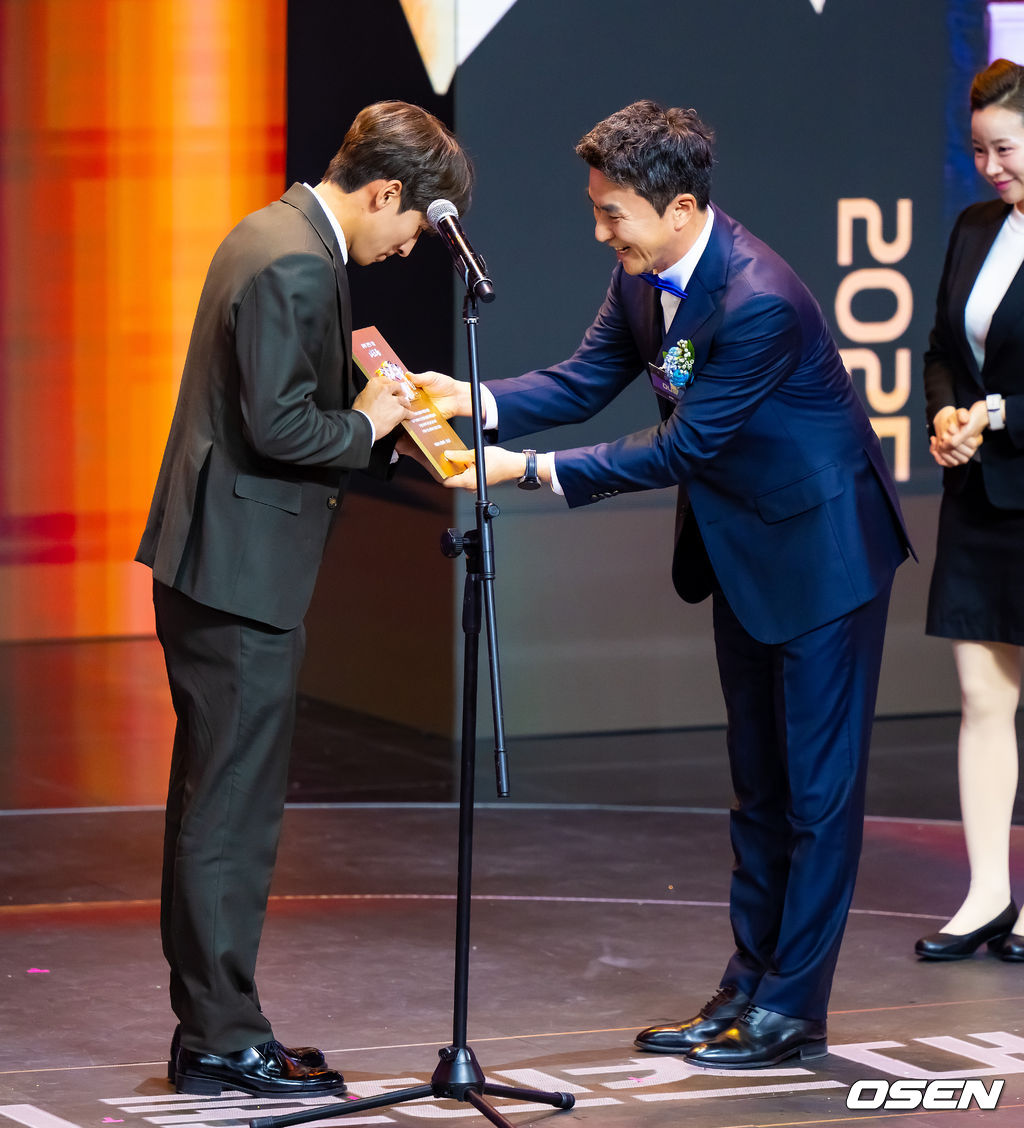 27일 서울 상암동 에스플레스센터에서  '2025 SOOP 스트리머 대상' 시상식이 진행됐다.‘스트리머 대상’은 2011년 시작돼 올해로 15회를 맞은 SOOP의 연말 시상식으로, 한 해 동안 활약한 스트리머와 이를 함께한 유저가 한자리에 모여 축하하는 자리다.최영우 SOOP 대표이사가 시조새에게 대상을 시상하고 있다.   2025.12.27 / soul1014@osen.co.kr