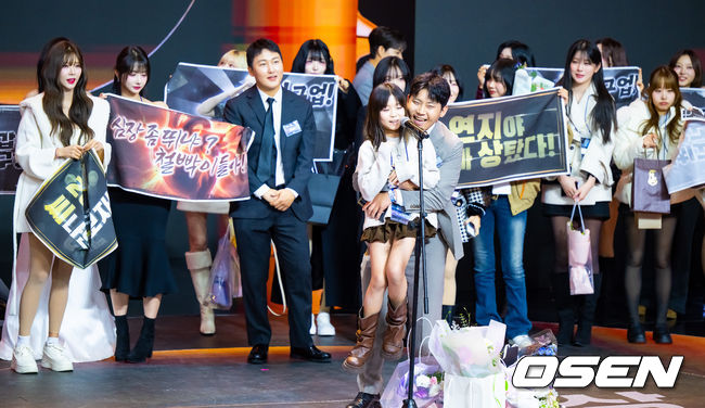 ㅌ[OSEN=박준형 기자]  27일 서울 상암동 에스플레스센터에서  '2025 SOOP 스트리머 대상' 시상식이 진행됐다.‘스트리머 대상’은 2011년 시작돼 올해로 15회를 맞은&nbsp;SOOP의 연말 시상식으로, 한 해 동안 활약한 스트리머와 이를 함께한 유저가 한자리에 모여 축하하는 자리다.스폰서상 컬쳐랜드상을 수상한 철구형이 소감을 말하고 있다.  2025.12.27 / soul1014@osen.co.kr