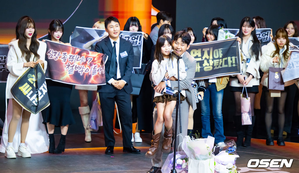 ㅌ27일 서울 상암동 에스플레스센터에서  '2025 SOOP 스트리머 대상' 시상식이 진행됐다.‘스트리머 대상’은 2011년 시작돼 올해로 15회를 맞은 SOOP의 연말 시상식으로, 한 해 동안 활약한 스트리머와 이를 함께한 유저가 한자리에 모여 축하하는 자리다.스폰서상 컬쳐랜드상을 수상한 철구형이 소감을 말하고 있다.  2025.12.27 / soul1014@osen.co.kr