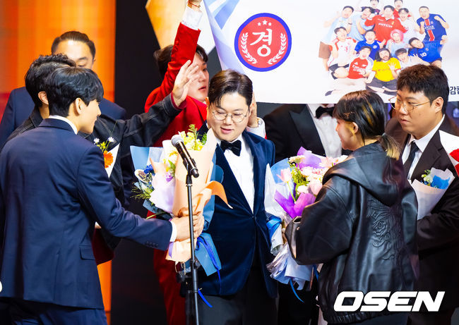 [OSEN=박준형 기자]  27일 서울 상암동 에스플레스센터에서  '2025 SOOP 스트리머 대상' 시상식이 진행됐다.‘스트리머 대상’은 2011년 시작돼 올해로 15회를 맞은&nbsp;SOOP의 연말 시상식으로, 한 해 동안 활약한 스트리머와 이를 함께한 유저가 한자리에 모여 축하하는 자리다.스포츠 부문 스트리머 대상을 수상한 감스트가 소감을 말하고 있다.   2025.12.27 / soul1014@osen.co.kr