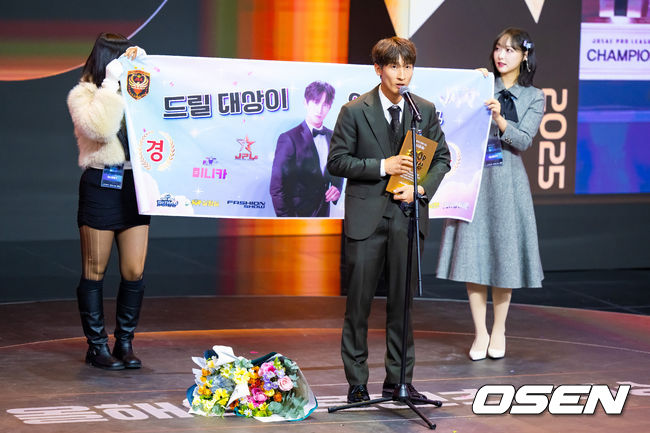 [OSEN=박준형 기자]  27일 서울 상암동 에스플레스센터에서  '2025 SOOP 스트리머 대상' 시상식이 진행됐다.‘스트리머 대상’은 2011년 시작돼 올해로 15회를 맞은&nbsp;SOOP의 연말 시상식으로, 한 해 동안 활약한 스트리머와 이를 함께한 유저가 한자리에 모여 축하하는 자리다.콘텐츠 부문 스트리머 대상을 수상한 시조새가 소감을 말하고 있다.   2025.12.27 / soul1014@osen.co.kr