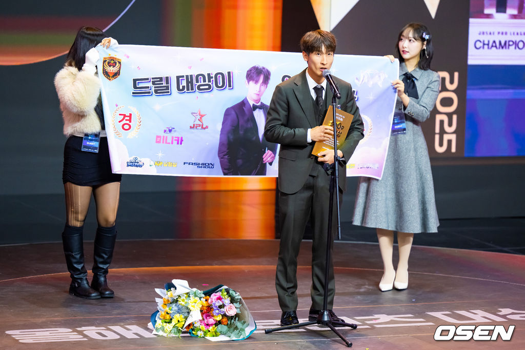 27일 서울 상암동 에스플레스센터에서  '2025 SOOP 스트리머 대상' 시상식이 진행됐다.‘스트리머 대상’은 2011년 시작돼 올해로 15회를 맞은 SOOP의 연말 시상식으로, 한 해 동안 활약한 스트리머와 이를 함께한 유저가 한자리에 모여 축하하는 자리다.콘텐츠 부문 스트리머 대상을 수상한 시조새가 소감을 말하고 있다.   2025.12.27 / soul1014@osen.co.kr