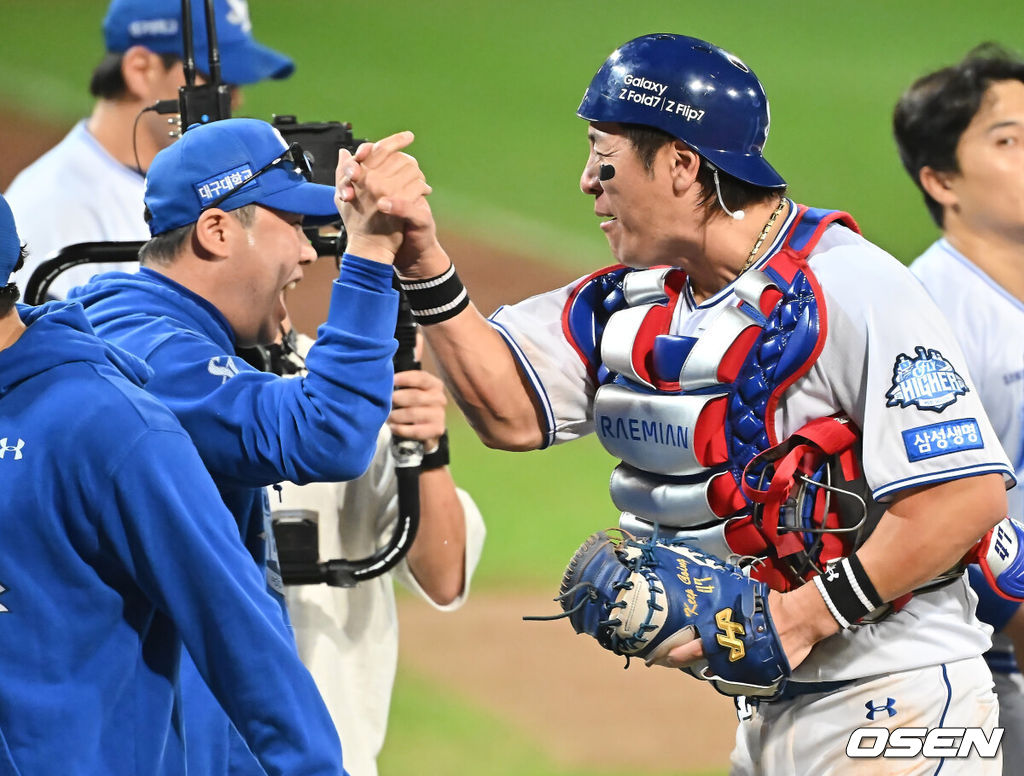 삼성 라이온즈가 14일 대구 삼성라이온즈파크에서 열린 2025 신한 SOL뱅크 KBO 준플레이오프 4차전 경기에서 SSG 랜더스를 꺾고 플레이오프에 진출했다.  삼성은 후라도의 7이닝 무실점 호투와 디아즈의 극적인 쐐기 2점 홈런을 앞세워 SSG에 5-2로 승리했다.삼성 라이온즈 박진만 감독이 강민호와 승리 기쁨을 나누고 있다. 2025.10.14 / foto0307@osen.co.kr