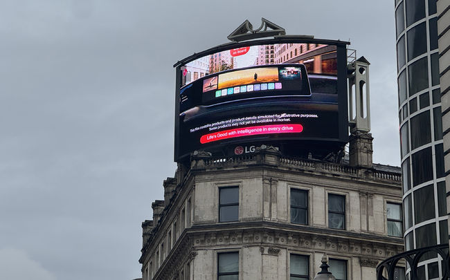 LG전자는 영국 런던 피카딜리 광장 전광판에서&nbsp;B2B사업의 핵심 축인 전장 사업의 차별화된 경쟁력을 대중에게 알리는&nbsp;캠페인 영상을 공개했다.