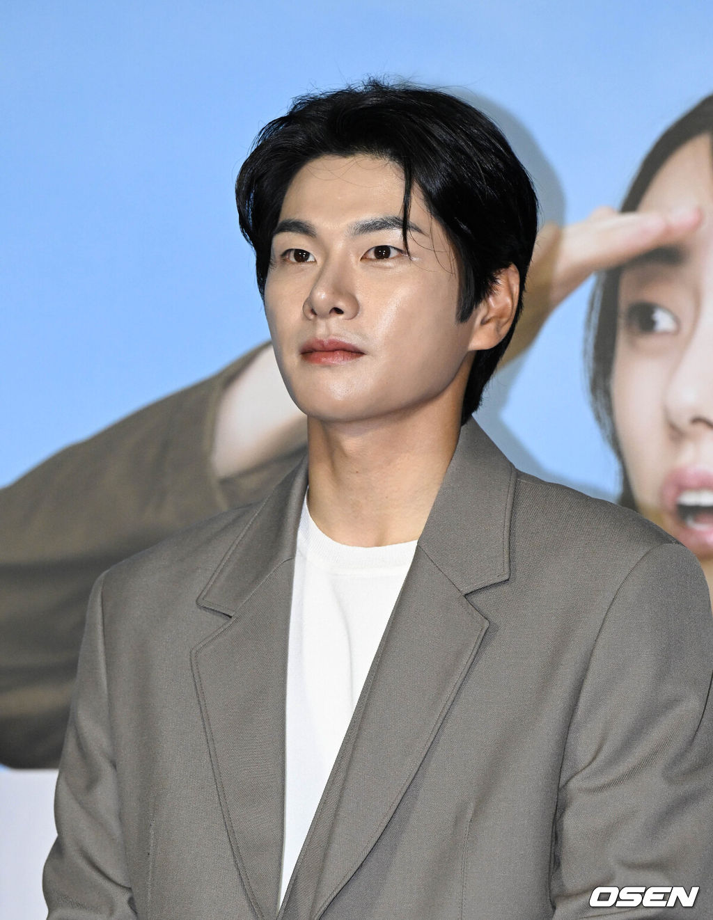 27일 오전 서울 광진구 롯데시네마 건대입구에서 영화 ‘육사오(감독 박규태)’ 제작보고회가 열렸다.배우 고경표, 이이경, 음문석, 박세완, 곽동연, 이순원, 김민호가 출연하는 ‘육사오'는 바람을 타고 군사분계선을 넘어가버린 57억 1등 로또를 둘러싼 남북 군인들간의 코믹 접선극을 담은 영화다. 오는 8월 개봉 예정.배우 이이경이 착석을 하고 있다. 2022.07.27 /cej@osen.co.kr 