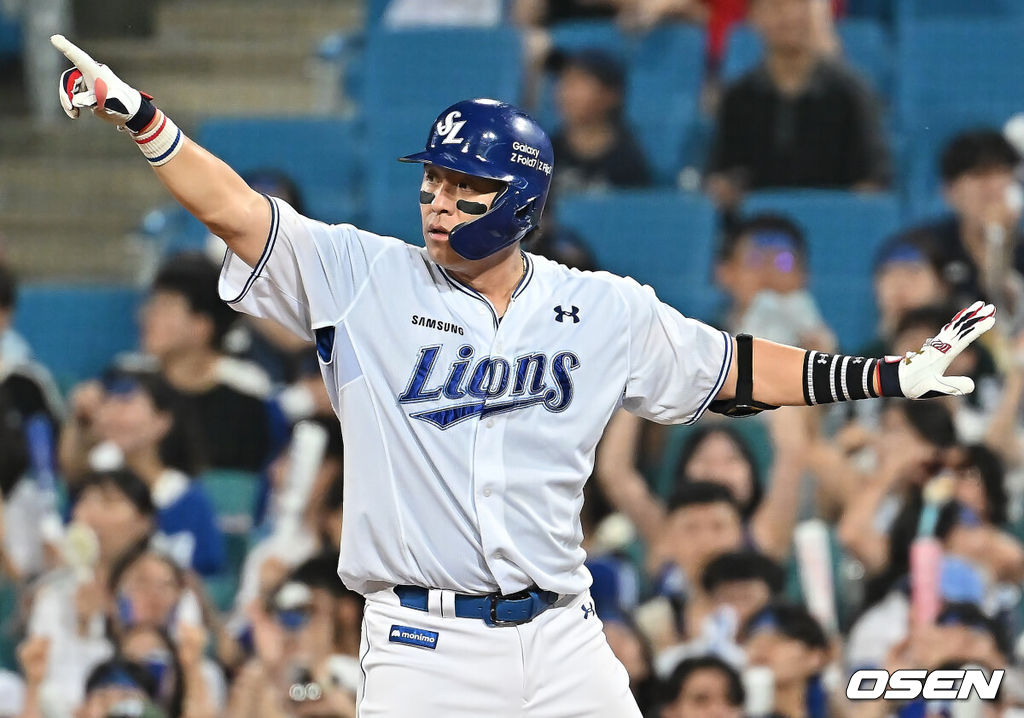 22일 대구삼성라이온즈파크에서 2025 신한 SOL 뱅크 KBO 리그 삼성 라이온즈와 SSG 랜더스의 경기가 열렸다. 홈팀 삼성은 원태인이, 방문팀 SSG는 화이트가 선발 출전했다. 삼성 라이온즈 강민호가 5회말 1사 1,2루 중견수 왼쪽 1타점 안타를 치고 세리머니를 하고 있다. 2025.07.22 / foto0307@osen.co.kr