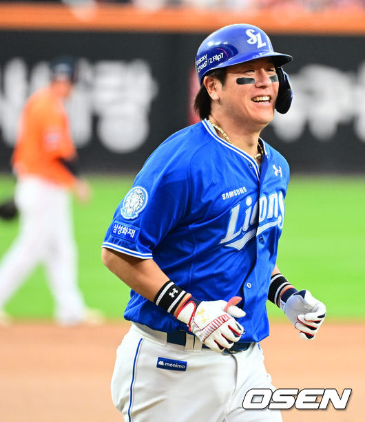 [OSEN=대전, 지형준 기자] 프로야구 삼성 라이온즈가 원정에서 귀중한 1승을 거두고 대구로 향한다.삼성은 19일 대전 한화생명볼파크에서 열린 포스트시즌 플레이오프 2차전 한화 이글스와의 경기에서 타선이 폭발하며 7-3&nbsp;완승을 거뒀다. 시리즈 전적 1승 1패로 동률을 만들고 홈구장 대구 삼성라이온즈파크로 돌아간다.&nbsp;9회초 2사 1루에서 삼성 강민호가 좌월 투런포를 날리며 기뻐하고 있다. 2025.10.19 /jpnews@osen.co.kr