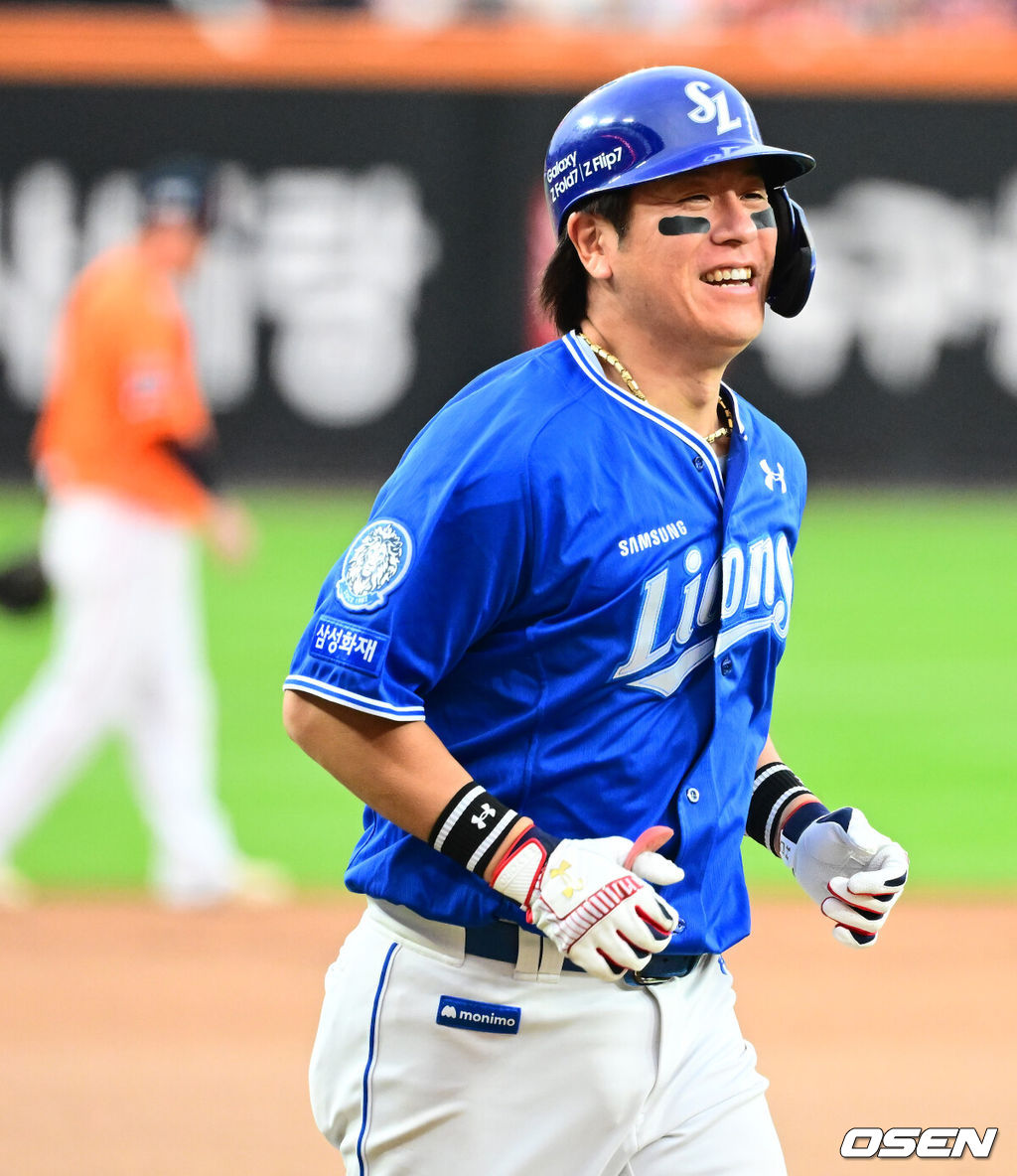 프로야구 삼성 라이온즈가 원정에서 귀중한 1승을 거두고 대구로 향한다.삼성은 19일 대전 한화생명볼파크에서 열린 포스트시즌 플레이오프 2차전 한화 이글스와의 경기에서 타선이 폭발하며 7-3 완승을 거뒀다. 시리즈 전적 1승 1패로 동률을 만들고 홈구장 대구 삼성라이온즈파크로 돌아간다. 9회초 2사 1루에서 삼성 강민호가 좌월 투런포를 날리며 기뻐하고 있다. 2025.10.19 /jpnews@osen.co.kr