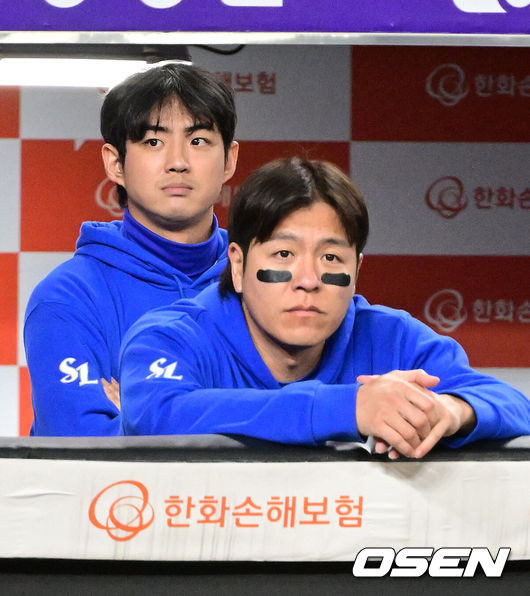 [OSEN=대전, 이대선 기자] 프로야구 한화 이글스는 24일 대전 한화생명볼파크에서 열린 2025 신한 SOL뱅크 KBO 플레이오프(5전 3선승제) 삼성 라이온즈와의 5차전에서 11-2 완승을 거뒀다.정규시즌 2위에 올라 플레이오프에 직행한 한화는 시리즈 전적 3승 2패로 한국시리즈행 티켓을 거머쥐었다. 2006년 이후 19년 만에 한국시리즈 진출이다. 반면 NC 다이노스와 와일드카드 결정전(1승 1패), SSG 랜더스와 준플레이오프(3승 1패)를 거쳐 플레이오프에 오른 4위 삼성은 투혼의 명승부에도 2년 연속 한국시리즈 진출이 좌절됐다.&nbsp;9회초 삼성 구자욱과 강민호가 경기를 바라보고 있다. 2025.10.24 /sunday@osen.co.kr