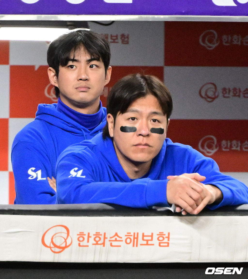 프로야구 한화 이글스는 24일 대전 한화생명볼파크에서 열린 2025 신한 SOL뱅크 KBO 플레이오프(5전 3선승제) 삼성 라이온즈와의 5차전에서 11-2 완승을 거뒀다.정규시즌 2위에 올라 플레이오프에 직행한 한화는 시리즈 전적 3승 2패로 한국시리즈행 티켓을 거머쥐었다. 2006년 이후 19년 만에 한국시리즈 진출이다. 반면 NC 다이노스와 와일드카드 결정전(1승 1패), SSG 랜더스와 준플레이오프(3승 1패)를 거쳐 플레이오프에 오른 4위 삼성은 투혼의 명승부에도 2년 연속 한국시리즈 진출이 좌절됐다. 9회초 삼성 구자욱과 강민호가 경기를 바라보고 있다. 2025.10.24 /sunday@osen.co.kr