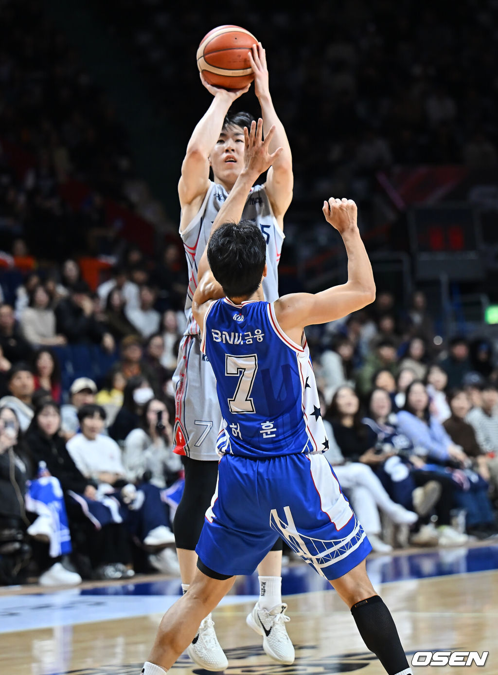 28일 부산 사직체육관에서 2025-2026 LG전자 프로농구 부산 KCC와 울산 현대모비스의 경기가 열렸다.연승 행진이 멈춘 KCC가 이호현, 장재석 등 복귀 자원을 앞세워 분위기 반전에 나선다.울산 현대모비스 서명진이 부산 KCC 허훈의 마크를 피해 슛을 시도하고 있다. 2025.12.28 / foto0307@osen.co.kr