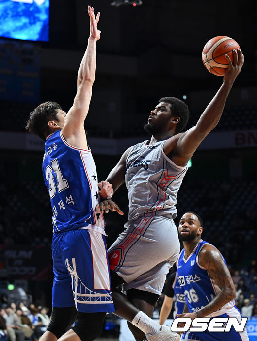 [OSEN=부산, 이석우 기자] 28일 부산 사직체육관에서 2025-2026 LG전자 프로농구 부산 KCC와 울산 현대모비스의 경기가 열렸다.연승 행진이 멈춘 KCC가 이호현, 장재석 등 복귀 자원을 앞세워 분위기 반전에 나선다.울산 현대모비스 레이션 해먼즈가 부산 KCC 장재석의 마크를 피해 골밑슛을 시도하고 있다. 2025.12.28 / foto0307@osen.co.kr