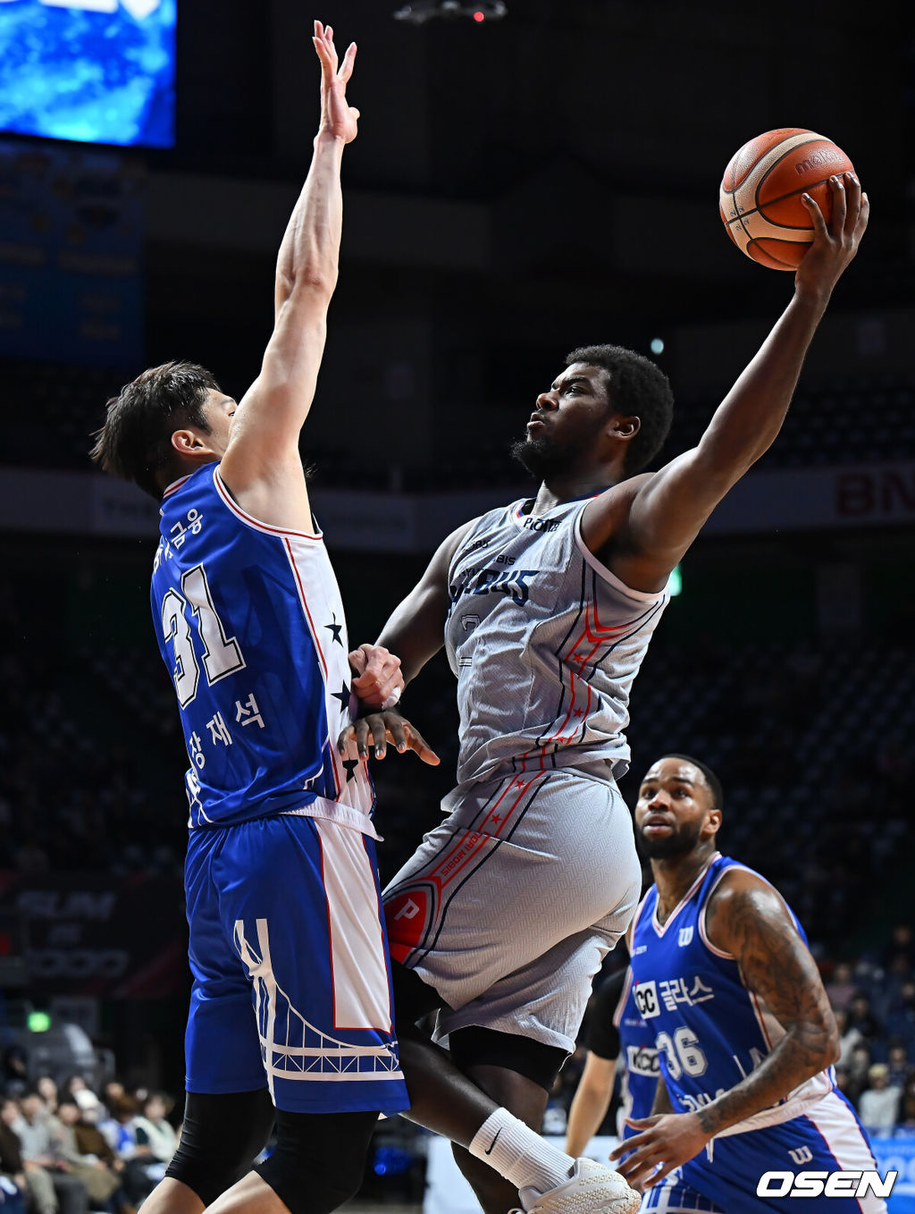 28일 부산 사직체육관에서 2025-2026 LG전자 프로농구 부산 KCC와 울산 현대모비스의 경기가 열렸다.연승 행진이 멈춘 KCC가 이호현, 장재석 등 복귀 자원을 앞세워 분위기 반전에 나선다.울산 현대모비스 레이션 해먼즈가 부산 KCC 장재석의 마크를 피해 골밑슛을 시도하고 있다. 2025.12.28 / foto0307@osen.co.kr