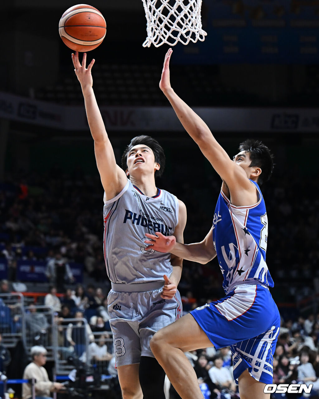 28일 부산 사직체육관에서 2025-2026 LG전자 프로농구 부산 KCC와 울산 현대모비스의 경기가 열렸다.연승 행진이 멈춘 KCC가 이호현, 장재석 등 복귀 자원을 앞세워 분위기 반전에 나선다.울산 현대모비스 박무빈이 부산 KCC 윌리엄 나바로의 마크를 피해 골밑슛을 시도하고 있다. 2025.12.28 / foto0307@osen.co.kr