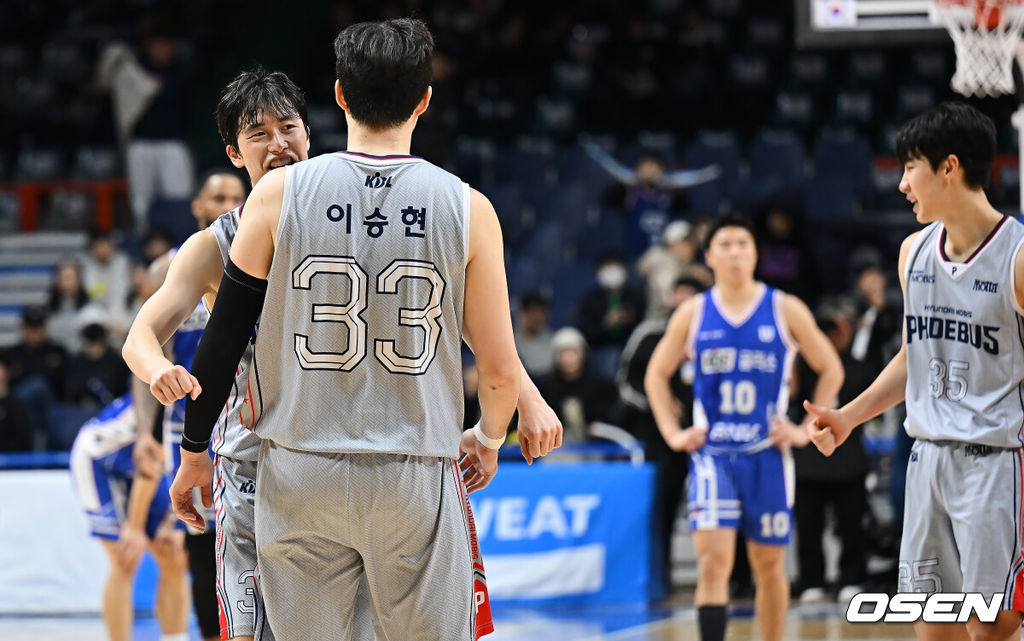 28일 부산 사직체육관에서 2025-2026 LG전자 프로농구 부산 KCC와 울산 현대모비스의 경기가 열렸다.연승 행진이 멈춘 KCC가 이호현, 장재석 등 복귀 자원을 앞세워 분위기 반전에 나섰지만 실패했다.울산 현대모비스 박무빈이 84-78로 승리한 후 이승현과 기쁨을 나누고 있다. 2025.12.28 / foto0307@osen.co.kr