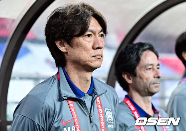 [OSEN=상암, 조은정 기자]서울월드컵경기장이 화려한 골 폭죽으로 물들었다. 홍명보호가 월드컵 예선 마지막 경기에서 팬들에게 시원한 대승을 선물했다.홍명보 감독이 이끄는 대한민국 축구대표팀은 10일 오후 8시 서울월드컵경기장에서 열린 2026 국제축구연맹(FIFA) 북중미 월드컵 아시아 3차 예선 조별리그 B조 10차전 최종전에서 쿠웨이트를 4-0으로 격파했다.홍명보 감독이 그라운드를 바로보고 있다. 2025.06.10 /cej@osen.co.kr