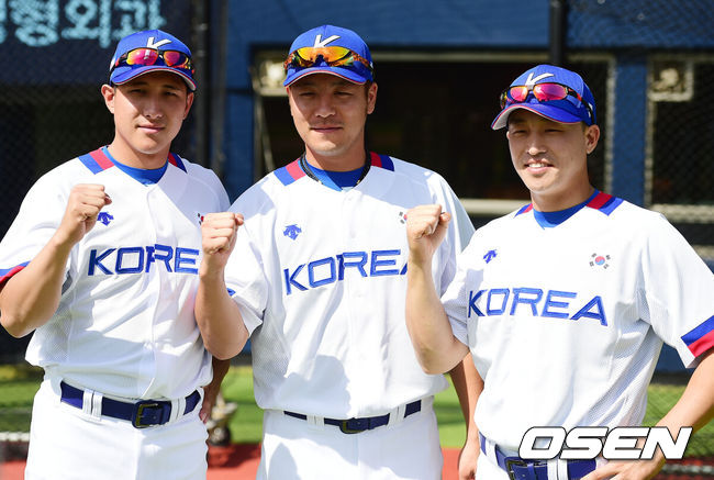 [OSEN=잠실, 민경훈 기자] 16일 오후 서울 잠실야구장에서 열린 AG 야구 대표팀 훈련 및 포토타임서 황재균 강민호 손아섭이 포토타임을 갖고 있다.지난 15일(월) 오후 4시 서울 리베라호텔(청담동)에서 선수단 소집을 시작으로 첫 공식 일정에 들어가는 대표팀은 16일(화)과 17일(수) 이틀 간 잠실구장에서 훈련을 실시하고 18일(목) 오후 6시 잠실구장에서 LG 트윈스와 평가전을 치른다. 대만, 홍콩, 태국과 함께 B조에 속한 대표팀은 22일(월)부터 문학구장과 목동구장에서 조별 예선을 치르며, 준결승전과 결승전은 27일(토)과 28일(일) 문학구장에서 열린다. / rumi@osen.co.kr
