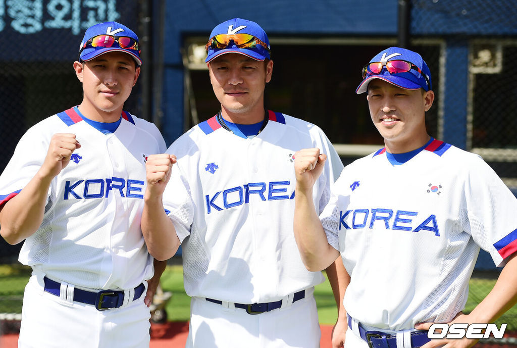 16일 오후 서울 잠실야구장에서 열린 AG 야구 대표팀 훈련 및 포토타임서 황재균 강민호 손아섭이 포토타임을 갖고 있다.지난 15일(월) 오후 4시 서울 리베라호텔(청담동)에서 선수단 소집을 시작으로 첫 공식 일정에 들어가는 대표팀은 16일(화)과 17일(수) 이틀 간 잠실구장에서 훈련을 실시하고 18일(목) 오후 6시 잠실구장에서 LG 트윈스와 평가전을 치른다. 대만, 홍콩, 태국과 함께 B조에 속한 대표팀은 22일(월)부터 문학구장과 목동구장에서 조별 예선을 치르며, 준결승전과 결승전은 27일(토)과 28일(일) 문학구장에서 열린다. / rumi@osen.co.kr