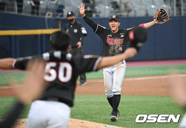 [OSEN=고척,박준형 기자]KT 위즈가 창단 첫 한국시리즈 우승을 차지했다.KT는&nbsp;18일 서울 고척 스카이돔에서 열린 한국시리즈 4차전 두산과의 경기에서 8-4로 승리했다.&nbsp;이로써 KT는 1~4차전을 모두 승리하면서 4전승 퍼펙트 우승을 달성했다. 7년 연속 한국시리즈에 진출한 두산은 역대 9번째로 4전패 준우승 팀이 됐다.&nbsp;우승 확장 지은 KT 황재균이 기뻐하고 있다.  2021.11.18/ soul1014@osen.co.kr