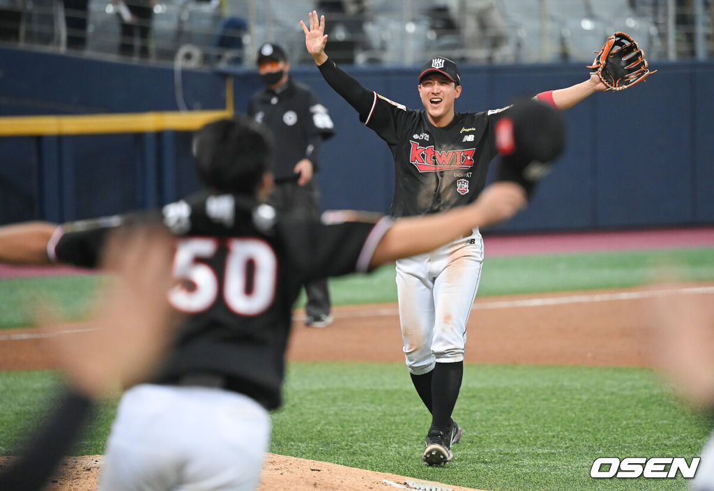 KT 위즈가 창단 첫 한국시리즈 우승을 차지했다.KT는 18일 서울 고척 스카이돔에서 열린 한국시리즈 4차전 두산과의 경기에서 8-4로 승리했다. 이로써 KT는 1~4차전을 모두 승리하면서 4전승 퍼펙트 우승을 달성했다. 7년 연속 한국시리즈에 진출한 두산은 역대 9번째로 4전패 준우승 팀이 됐다. 우승 확장 지은 KT 황재균이 기뻐하고 있다.  2021.11.18/ soul1014@osen.co.kr