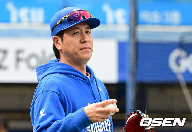 [OSEN=대구, 조은정 기자]22일 대구 삼성라이온즈파크에서 2025 신한 SOL Bank KBO리그 포스트시즌 플레이오프 4차전 삼성 라이온즈와 한화 이글스의 경기가 열린다.홈팀 삼성은 원태인, 방문팀 한화는 정우주를 선발로 내세웠다.삼성 강민호가 생각에 잠겨있다. 2025.10.22 /cej@osen.co.kr