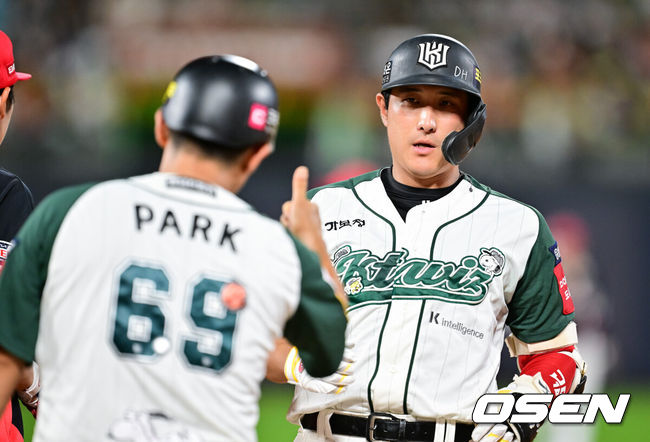 [OSEN=수원, 박준형 기자] 30일 오후 수원KT위즈파크에서 ‘2025 신한 SOL BANK KBO리그’ KT 위즈와 KIA 타이거즈의 경기가 진행됐다.이날 경기에 KT는 문용익(0승 0패)을, KIA는 올러(9승 5패)를 선발투수로 내세웠다. 6회말 무사 1,2루 KT 황재균이 1타점 적시타를 날리고 박경수 1루 코치와 하이파이브를 하고 있다.    2025.08.30 / soul1014@osen.co.kr