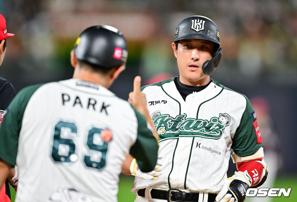 30일 오후 수원KT위즈파크에서 ‘2025 신한 SOL BANK KBO리그’ KT 위즈와 KIA 타이거즈의 경기가 진행됐다.이날 경기에 KT는 문용익(0승 0패)을, KIA는 올러(9승 5패)를 선발투수로 내세웠다. 6회말 무사 1,2루 KT 황재균이 1타점 적시타를 날리고 박경수 1루 코치와 하이파이브를 하고 있다.    2025.08.30 / soul1014@osen.co.kr