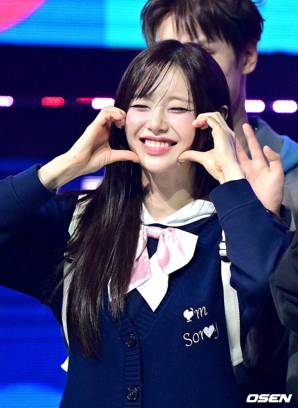 23일 오후 경기도 고양시 MBC 드림센터에서 ‘쇼! 챔피언(Show! Champion)’ 생방송이 진행됐다.이번 쇼 챔피언은 82MAJOR, ifeye (이프아이), FANTASY BOYS, Kik5o X AleXa, TIOT(티아이오티), UNIS(유니스), 권은비, 신의진, 안율, 앰퍼샌드원(AMPERS&ONE), 츄 등이 화려한 무대를 펼친다.가수 츄가 팬들에게 인사하고 있다. 2025.04.23 / dreamer@osen.co.kr