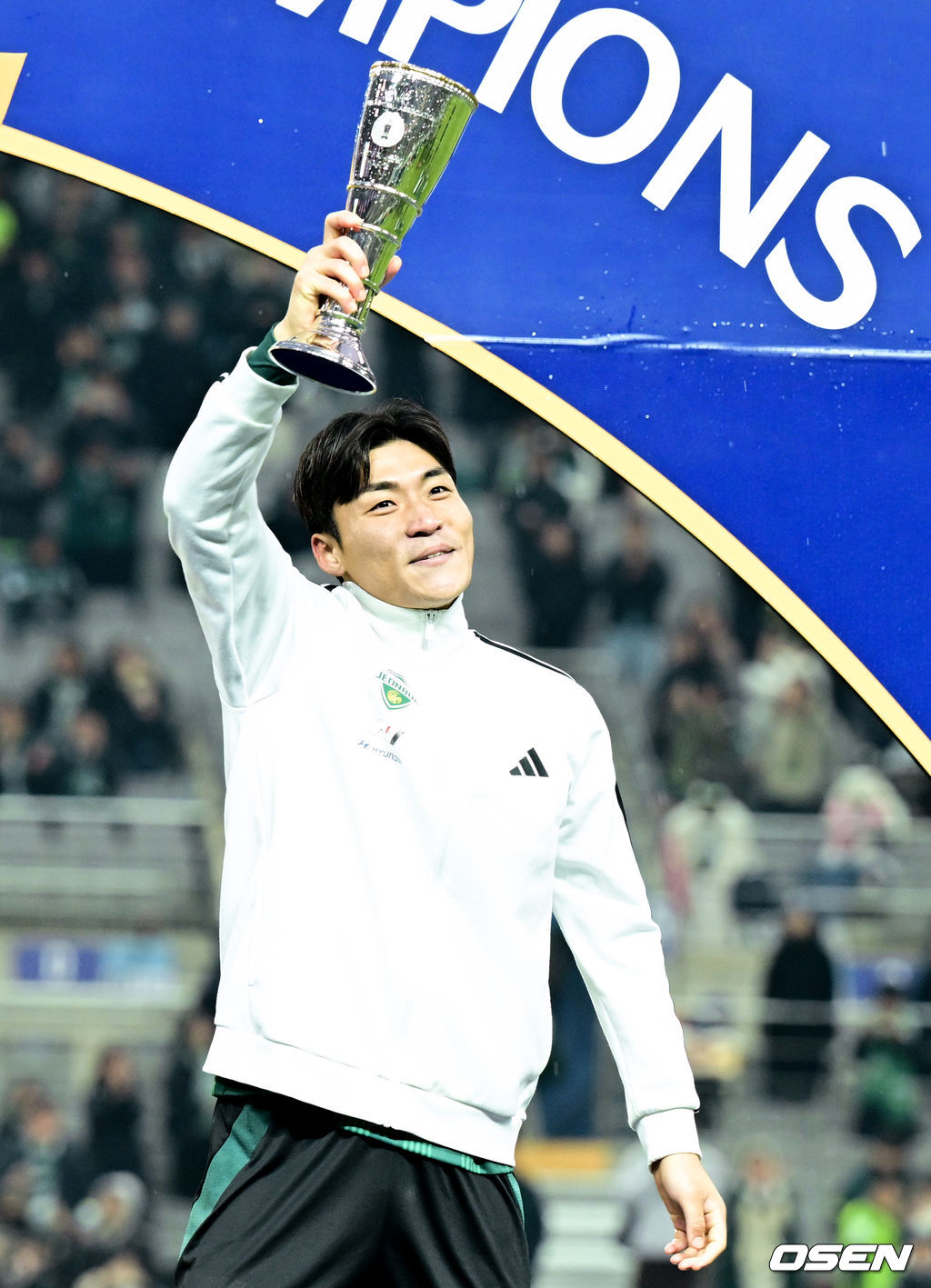 전북현대가 끝내 정상에 섰다. 연장전 혈투 끝에 광주FC를 2-1로 꺾고 2025 하나은행 코리아컵 우승을 차지했다. 120분 동안 퇴장·부상·논란 상황이 뒤섞인 결승전이었지만, 마지막에 웃은 팀은 전북이었다.전북현대는 6일 오후 1시 30분 서울월드컵경기장에서 열린 2025 하나은행 코리아컵 결승전에서 광주FC와 맞붙어 2-1로 승리했다.코리아컵 MVP로 선정된 전북 박진섭이 포즈를 취하고 있다.  2025.12.06 /cej@osen.co.kr