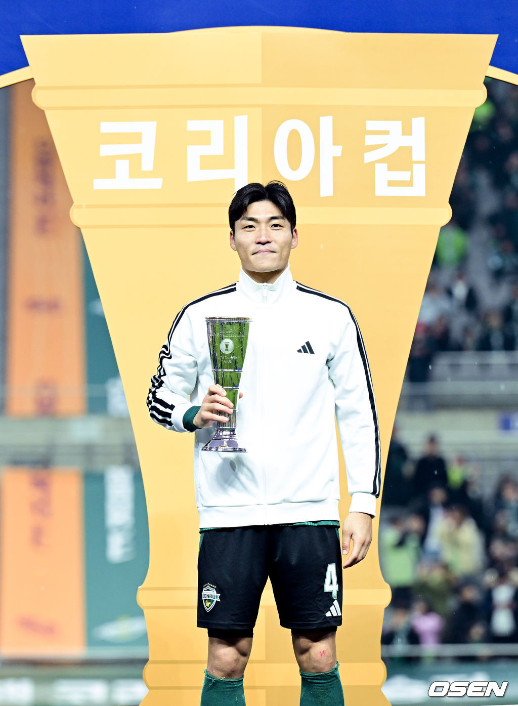 전북현대가 끝내 정상에 섰다. 연장전 혈투 끝에 광주FC를 2-1로 꺾고 2025 하나은행 코리아컵 우승을 차지했다. 120분 동안 퇴장·부상·논란 상황이 뒤섞인 결승전이었지만, 마지막에 웃은 팀은 전북이었다.전북현대는 6일 오후 1시 30분 서울월드컵경기장에서 열린 2025 하나은행 코리아컵 결승전에서 광주FC와 맞붙어 2-1로 승리했다.코리아컵 MVP로 선정된 전북 박진섭이 포즈를 취하고 있다.  2025.12.06 /cej@osen.co.kr