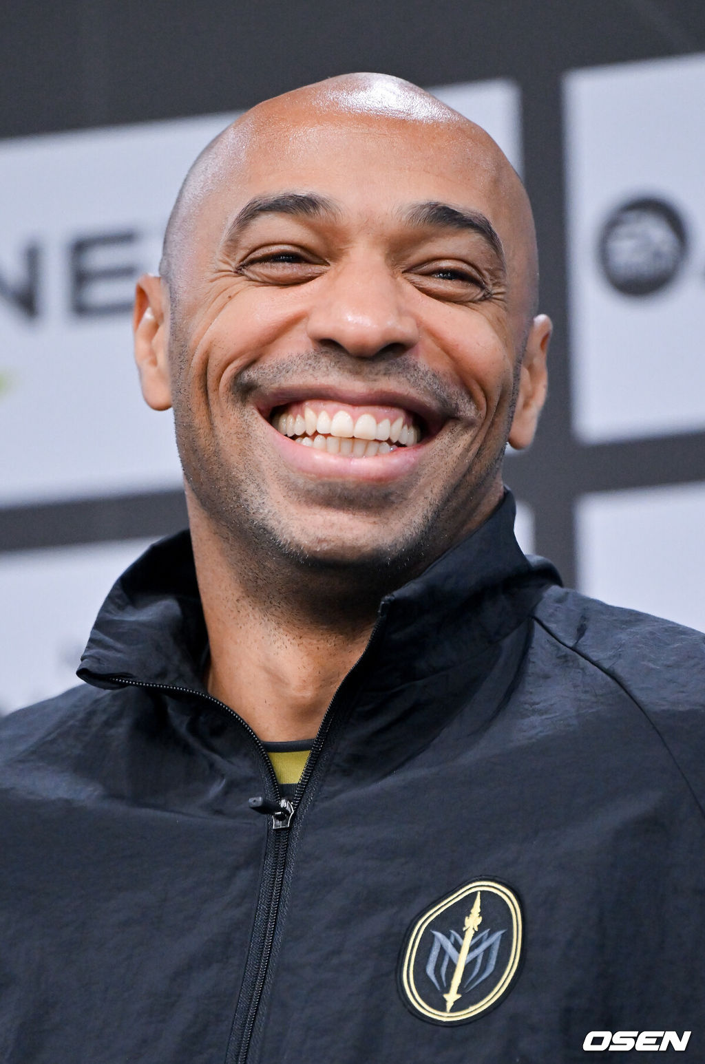 19일 오후 서울월드컵경기장에서 ‘2024 넥슨 아이콘매치(이하 ‘아이콘 매치’)’ 이벤트 매치가 진행됐다.19일과 20일 양일간 서울월드컵경기장에서 열리는 아이콘 매치는 넥슨 축구 게임 'FC 온라인'과 'FC 모바일'에서 은퇴한 전설적인 선수들로 구성된 '아이콘 클래스'에 속한 은퇴 선수들이 한국 경기장에 모이는 이색 경기다. 공격수로만 구성된 'FC 스피어' 팀과 수비수로만 구성된 '실드 유나이티드' 팀이 '창과 방패'를 콘셉트로 대결을 펼쳐 공격수와 수비수 중 어느 포지션이 더 훌륭한지 판가름한다.미디어데이 인터뷰에서 FC스피어(공격수팀) 티에리 앙리 감독이 미소 짓고 있다.   2024.10.19 / soul1014@osen.co.kr