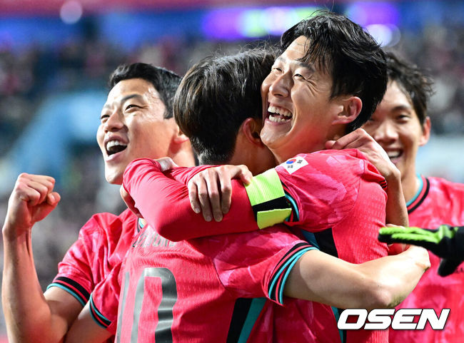 [OSEN=대전, 최규한 기자] 14일 오후 대전월드컵경기장에서 대한민국과 볼리비아의 축구 국가대표팀 평가전이 열렸다.홍명보호는 내년 6월 열리는 2026 국제축구협회(FIFA) 북중미월드컵을 앞두고 월드컵 남미 예선에서 7위를 거두며 플레이오프에 진출한&nbsp;볼리비아를 상대로 본선에서의 경쟁력을 시험할 기회를 갖는다.후반 한국 손흥민이 프리킥으로 선제골을 작렬시킨 뒤 동료들과 기뻐하고 있다. 2025.11.14 / dreamer@osen.co.kr