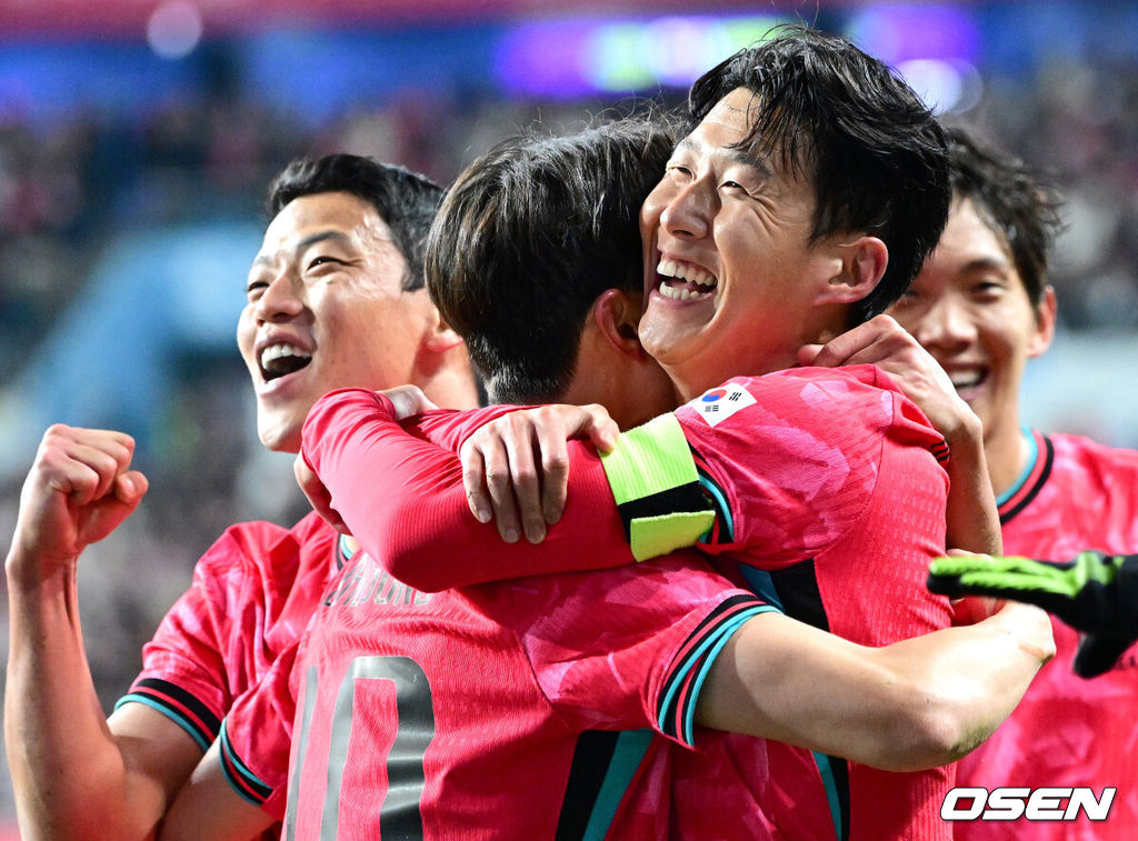 14일 오후 대전월드컵경기장에서 대한민국과 볼리비아의 축구 국가대표팀 평가전이 열렸다.홍명보호는 내년 6월 열리는 2026 국제축구협회(FIFA) 북중미월드컵을 앞두고 월드컵 남미 예선에서 7위를 거두며 플레이오프에 진출한 볼리비아를 상대로 본선에서의 경쟁력을 시험할 기회를 갖는다.후반 한국 손흥민이 프리킥으로 선제골을 작렬시킨 뒤 동료들과 기뻐하고 있다. 2025.11.14 / dreamer@osen.co.kr