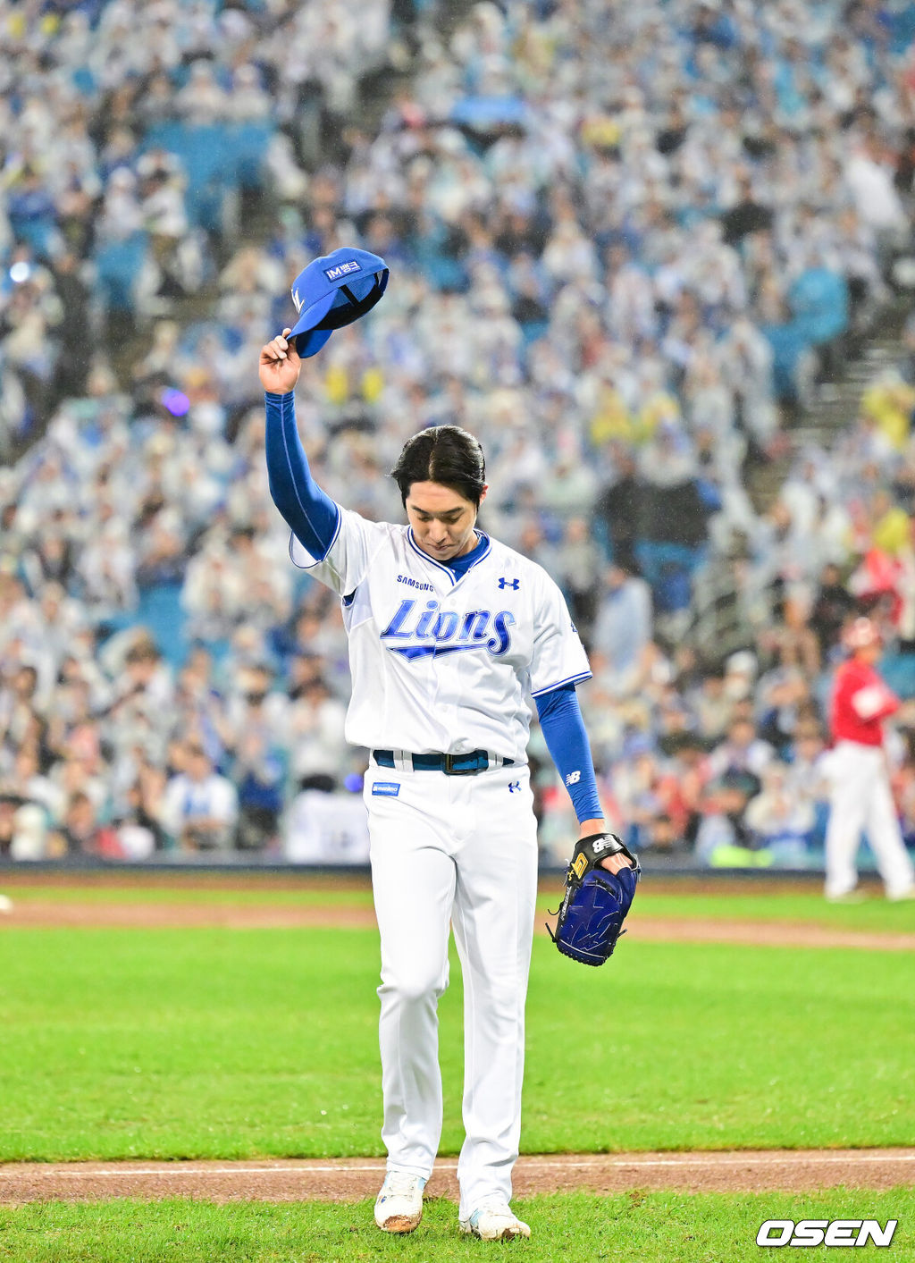 13일 대구 삼성라이온즈파크에서 ‘2025 신한 SOL뱅크 KBO리그’ 준플레이오프(5전 3선승제) 3차전 삼성 라이온즈와 SSG 랜더스의 경기가 열렸다삼성은 원태인, 방문팀 SSG은 드류 앤더슨을 선발로 내세웠다.7회초 교체된 삼성 선발투수 원태인이 팬들에게 인사하며 마운드를 내려가고 있다  2025.10.13 / soul1014@osen.co.kr