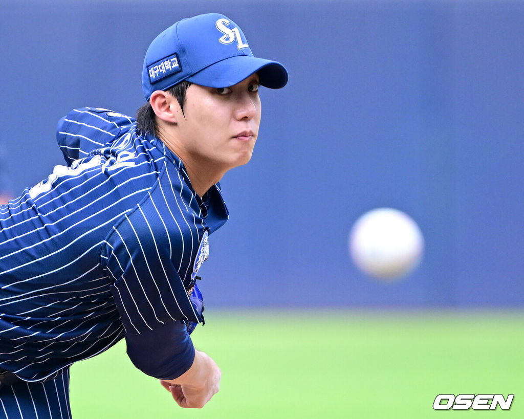 7일 대구삼성라이온즈파크에서 ‘2025 신한 SOL Bank KBO리그’ 삼성 라이온즈와 한화 이글스의 경기가 열렸다.홈팀 삼성은 원태인, 방문팀 한화는 황준서를 선발로 내세웠다.1회초 삼성 선발 원태인이 힘차게 공을 뿌리고 있다. 2025.09.06 / dreamer@osen.co.kr