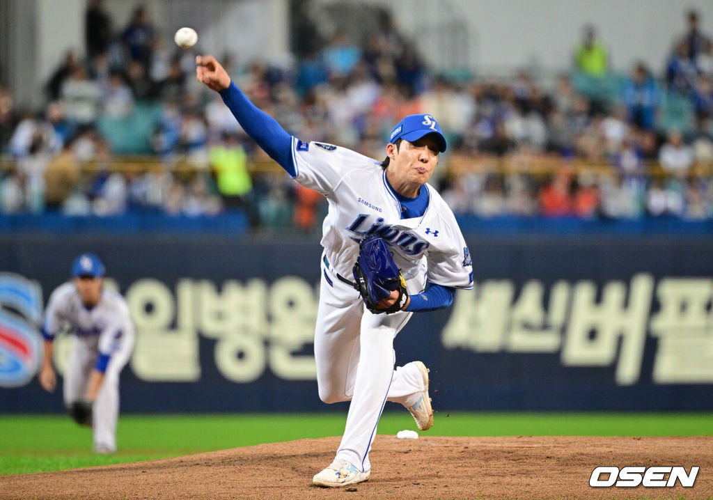 22일 대구 삼성라이온즈파크에서 2025 신한 SOL Bank KBO리그 포스트시즌 플레이오프 4차전 삼성 라이온즈와 한화 이글스의 경기가 열렸다.홈팀 삼성은 원태인, 방문팀 한화는 정우주를 선발로 내세웠다.1회초 삼성 원태인이 역투하고 있다. 2025.10.22 /cej@osen.co.kr