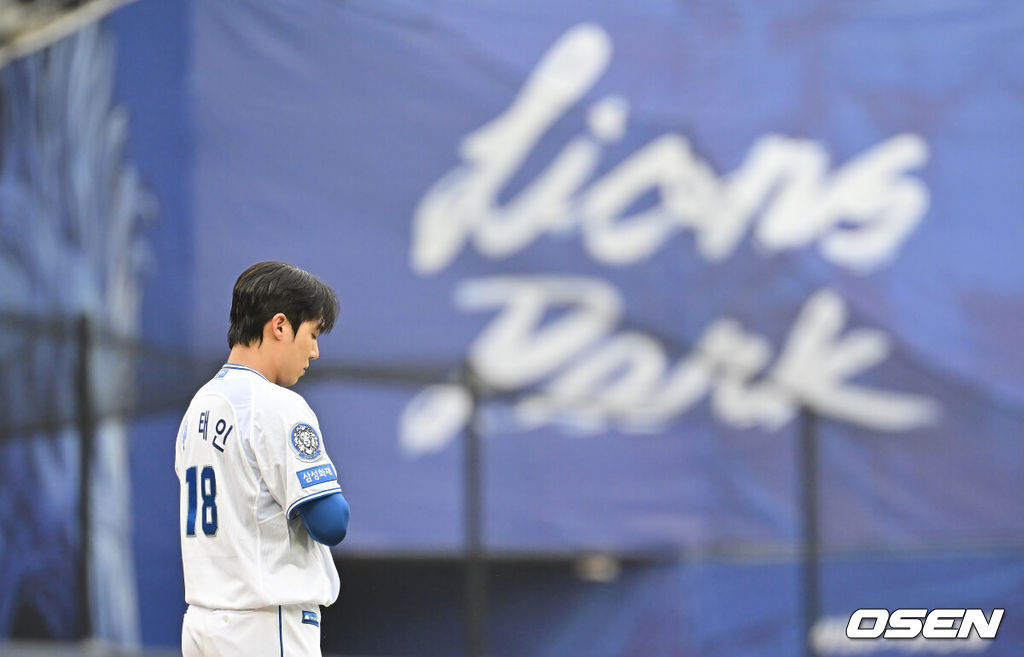 7일 대구 삼성라이온즈파크에서 2025 신한 SOL뱅크 KBO 와일드카드 결정전 삼성 라이온즈와 NC 다이노스의 경기가 열렸다. 홈팀 삼성은 로건이 방문팀 NC는 원태인이 선발 투수로 출전했다.삼성 라이온즈 선발투수 원태인이 국민의례를 하고 있다. 2025.10.07 / foto0307@osen.co.kr