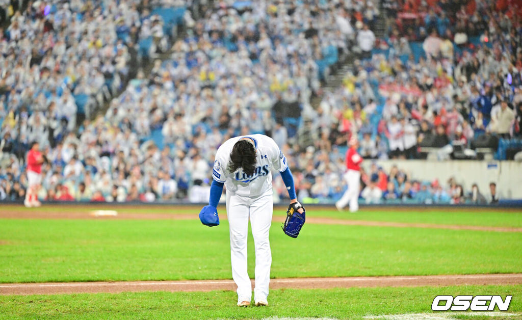 13일 대구 삼성라이온즈파크에서 ‘2025 신한 SOL뱅크 KBO리그’ 준플레이오프(5전 3선승제) 3차전 삼성 라이온즈와 SSG 랜더스의 경기가 열렸다삼성은 원태인, 방문팀 SSG은 드류 앤더슨을 선발로 내세웠다.7회초 삼성 선발투수 원태인이 교체되며 팬들에게 인사를 하고 있다.   2025.10.13 / soul1014@osen.co.kr
