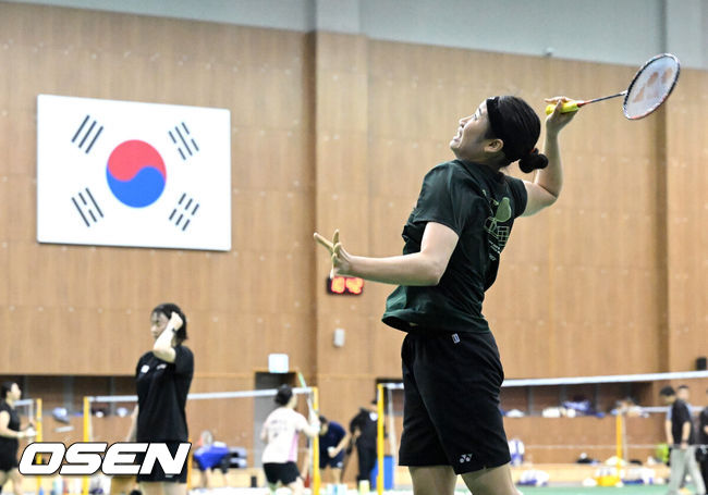 [OSEN=진천, 이대선 기자] 17일 충북 진천선수촌에서 대한민국 배드민턴 국가대표팀 미디어데이가 열렸다.배드민턴 대표팀 안세영이 훈련을 하고 있다. 2025.06.17 /sunday@osen.co.kr