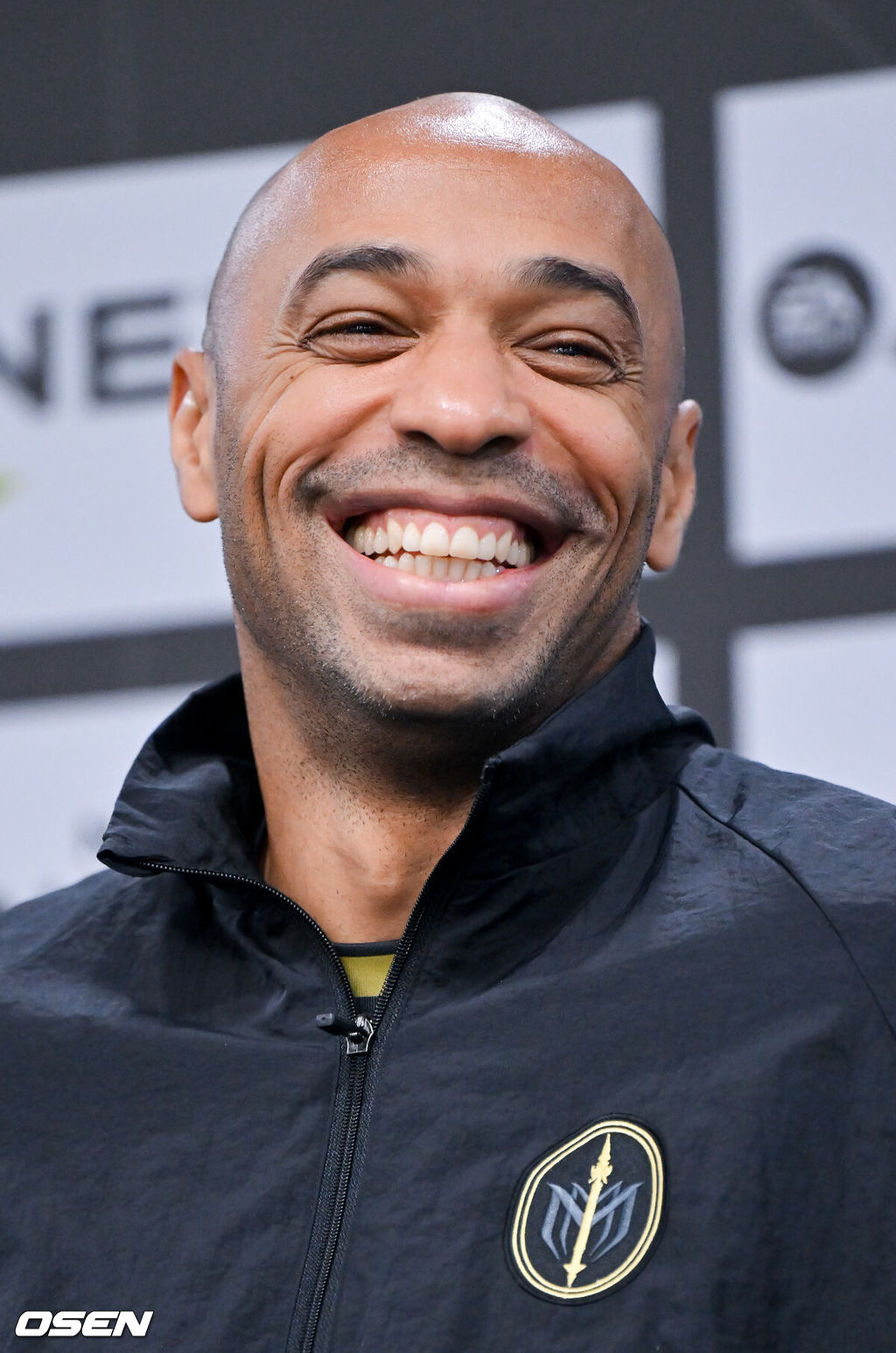 19일 오후 서울월드컵경기장에서 ‘2024 넥슨 아이콘매치(이하 ‘아이콘 매치’)’ 이벤트 매치가 진행됐다.19일과 20일 양일간 서울월드컵경기장에서 열리는 아이콘 매치는 넥슨 축구 게임 'FC 온라인'과 'FC 모바일'에서 은퇴한 전설적인 선수들로 구성된 '아이콘 클래스'에 속한 은퇴 선수들이 한국 경기장에 모이는 이색 경기다. 공격수로만 구성된 'FC 스피어' 팀과 수비수로만 구성된 '실드 유나이티드' 팀이 '창과 방패'를 콘셉트로 대결을 펼쳐 공격수와 수비수 중 어느 포지션이 더 훌륭한지 판가름한다.미디어데이 인터뷰에서 FC스피어(공격수팀) 티에리 앙리 감독이 미소 짓고 있다.   2024.10.19 / soul1014@osen.co.kr