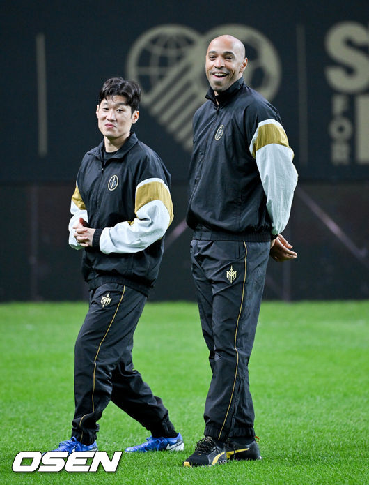 [OSEN=서울월드컵경기장, 박준형 기자] 19일 오후 서울월드컵경기장에서 ‘2024 넥슨 아이콘매치(이하 ‘아이콘 매치’)’ 이벤트 매치가 진행됐다.19일과 20일 양일간 서울월드컵경기장에서 열리는 아이콘 매치는 넥슨 축구 게임&nbsp;'FC&nbsp;온라인'과&nbsp;'FC&nbsp;모바일'에서 은퇴한 전설적인 선수들로 구성된 '아이콘 클래스'에 속한 은퇴 선수들이 한국 경기장에 모이는 이색 경기다. 공격수로만 구성된&nbsp;'FC&nbsp;스피어' 팀과 수비수로만 구성된 '실드 유나이티드' 팀이 '창과 방패'를 콘셉트로 대결을 펼쳐 공격수와 수비수 중 어느 포지션이 더 훌륭한지 판가름한다.티에리 앙리와 박지성이 이야기 나누고 있다.. 2024.10.19 / soul1014@osen.co.kr