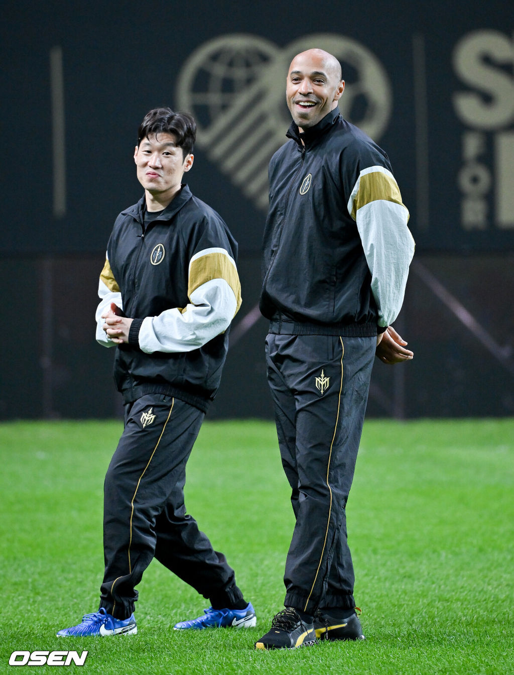 19일 오후 서울월드컵경기장에서 ‘2024 넥슨 아이콘매치(이하 ‘아이콘 매치’)’ 이벤트 매치가 진행됐다.19일과 20일 양일간 서울월드컵경기장에서 열리는 아이콘 매치는 넥슨 축구 게임 'FC 온라인'과 'FC 모바일'에서 은퇴한 전설적인 선수들로 구성된 '아이콘 클래스'에 속한 은퇴 선수들이 한국 경기장에 모이는 이색 경기다. 공격수로만 구성된 'FC 스피어' 팀과 수비수로만 구성된 '실드 유나이티드' 팀이 '창과 방패'를 콘셉트로 대결을 펼쳐 공격수와 수비수 중 어느 포지션이 더 훌륭한지 판가름한다.티에리 앙리와 박지성이 이야기 나누고 있다.. 2024.10.19 / soul1014@osen.co.kr