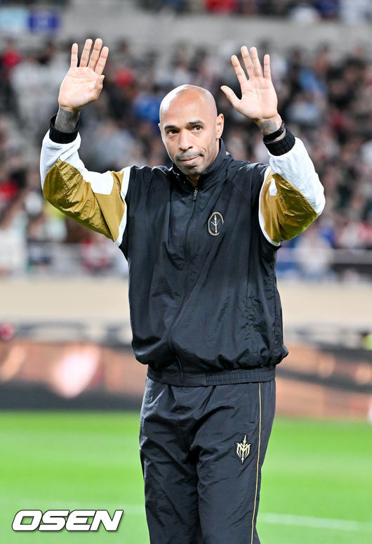 [OSEN=서울월드컵경기장, 박준형 기자] 19일 오후 서울월드컵경기장에서 ‘2024 넥슨 아이콘매치(이하 ‘아이콘 매치’)’ 이벤트 매치가 진행됐다.19일과 20일 양일간 서울월드컵경기장에서 열리는 아이콘 매치는 넥슨 축구 게임&nbsp;'FC&nbsp;온라인'과&nbsp;'FC&nbsp;모바일'에서 은퇴한 전설적인 선수들로 구성된 '아이콘 클래스'에 속한 은퇴 선수들이 한국 경기장에 모이는 이색 경기다. 공격수로만 구성된&nbsp;'FC&nbsp;스피어' 팀과 수비수로만 구성된 '실드 유나이티드' 팀이 '창과 방패'를 콘셉트로 대결을 펼쳐 공격수와 수비수 중 어느 포지션이 더 훌륭한지 판가름한다.티에리 앙리가 팬들에게 인사를 하고 있다. 2024.10.19 / soul1014@osen.co.kr